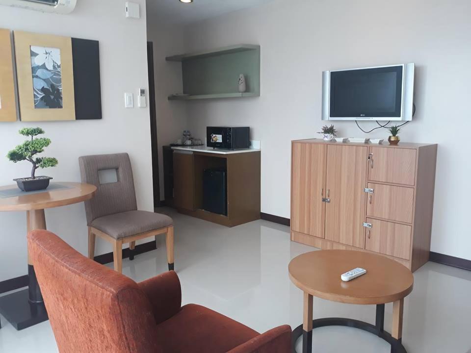 One Tagaytay Place Private Residences Тагайтай Экстерьер фото